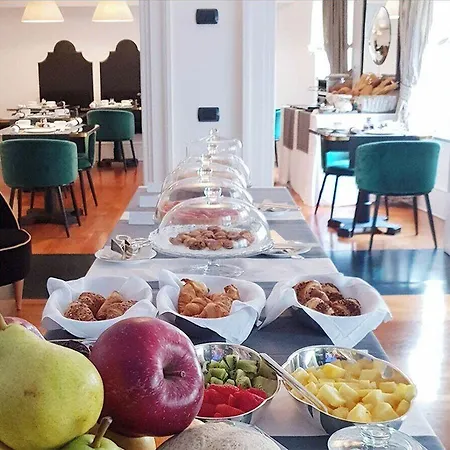 Ξενοδοχείο Eight 5*